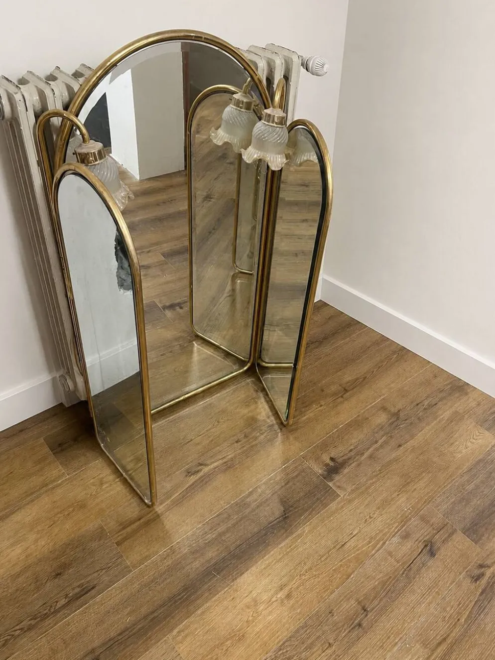 Specchiera vintage a trittico in ottone con applique