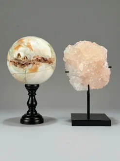 Sphère en calcite bandée (onyx marbre) et cristal de calcite sur socles