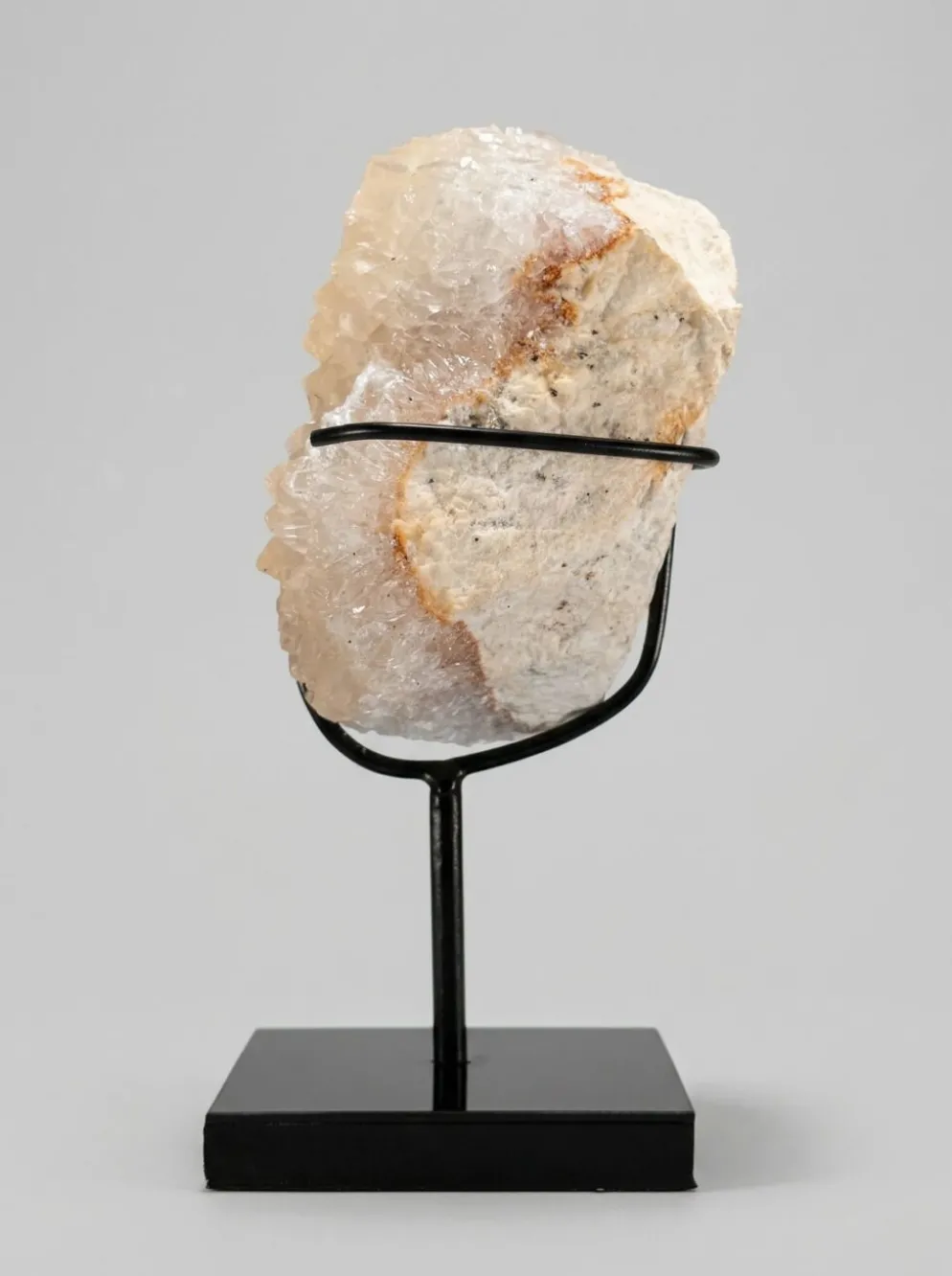 Sphère en calcite bandée (onyx marbre) et cristal de calcite sur socles