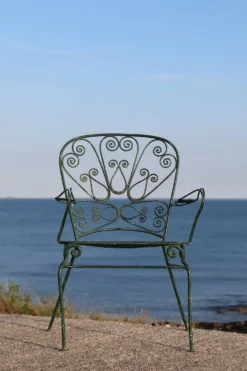 Série de 4 fauteuils de jardin en fer forgé, France, XXe siècle