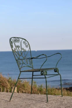 Série de 4 fauteuils de jardin en fer forgé, France, XXe siècle