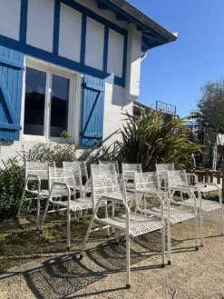 Série de 10 fauteuils de jardin en métal perforés
