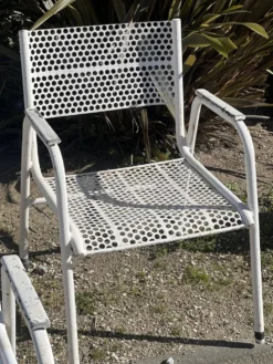 Série de 10 fauteuils de jardin en métal perforés