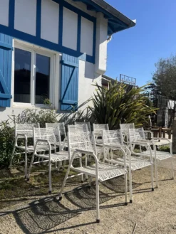 Série de 10 fauteuils de jardin en métal perforés