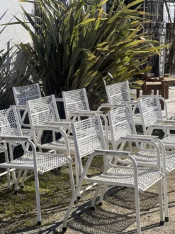 Série de 10 fauteuils de jardin en métal perforés
