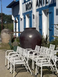 Série de 10 fauteuils de jardin en métal perforés