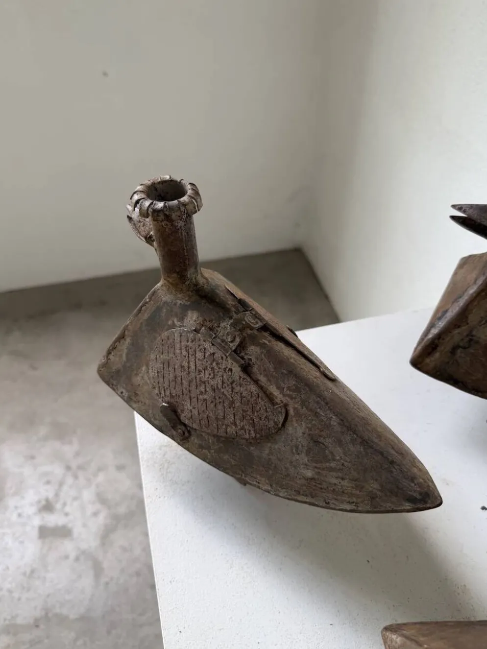 Série de trois bougeoirs oiseaux brutalistes Folk Art