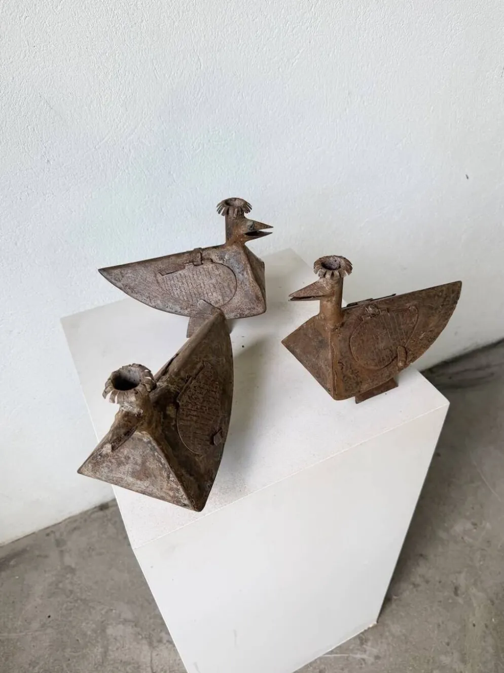 Série de trois bougeoirs oiseaux brutalistes Folk Art