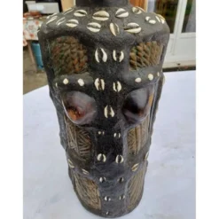 Statue africaine femme bois, laiton, perles, coquillages