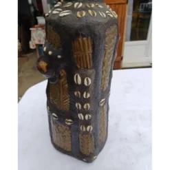 Statue africaine femme bois, laiton, perles, coquillages