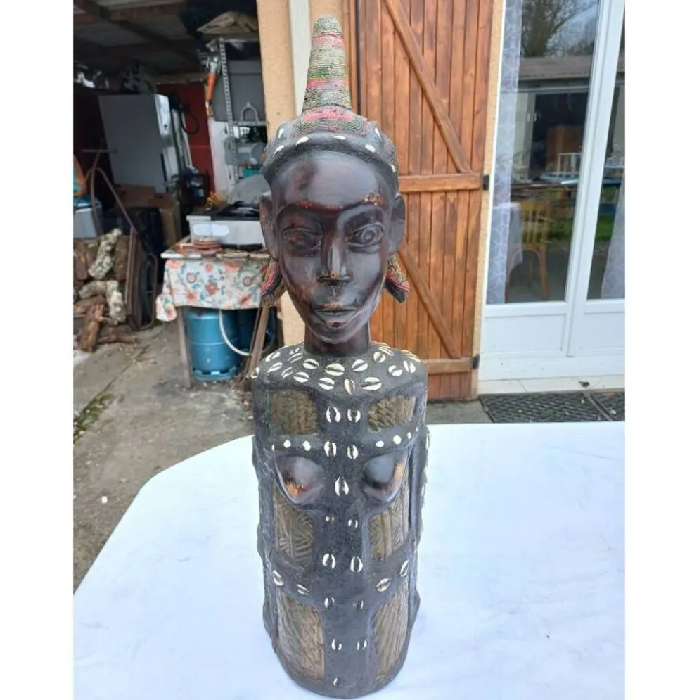 Statue africaine femme bois, laiton, perles, coquillages