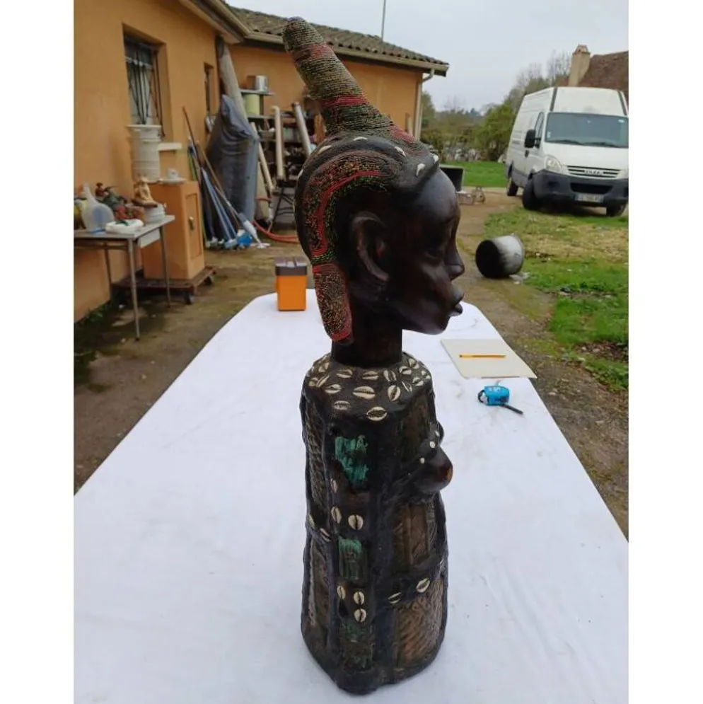 Statue africaine femme bois, laiton, perles, coquillages