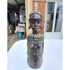 Statue africaine femme bois, laiton, perles, coquillages