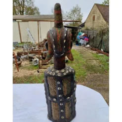 Statue africaine femme bois, laiton, perles, coquillages