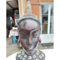 Statue africaine femme bois, laiton, perles, coquillages