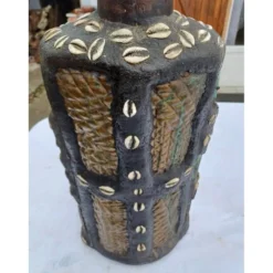 Statue africaine femme bois, laiton, perles, coquillages
