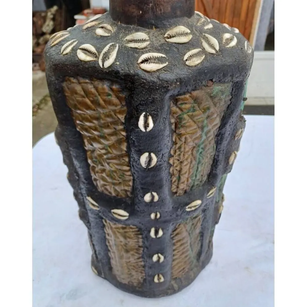 Statue africaine femme bois, laiton, perles, coquillages