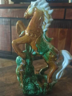 Statue de cheval cabré