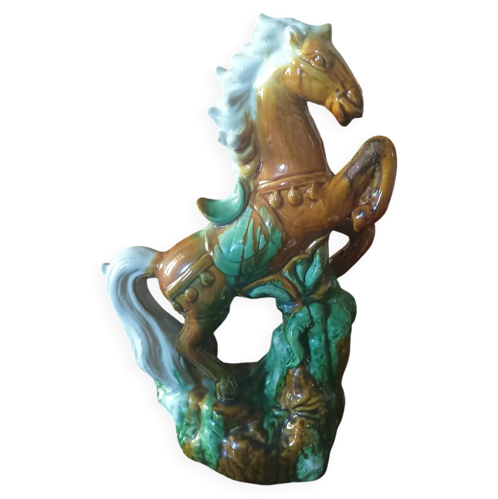 Statue de cheval cabré