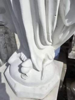 Statue de la Sainte Vierge en pierre