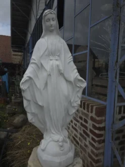 Statue de la Sainte Vierge en pierre