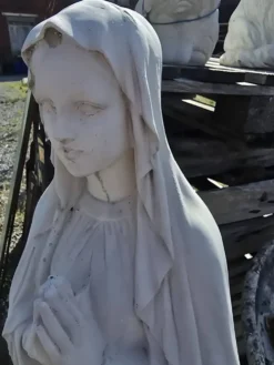 Statue en pierre de la Sainte vierge