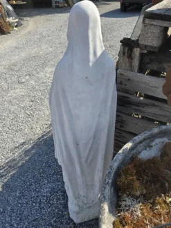 Statue en pierre de la Sainte vierge