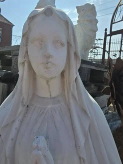 Statue en pierre de la Sainte vierge