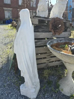Statue en pierre de la Sainte vierge