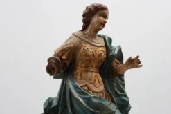 Statue religieuse française du XVIIIe siècle de la Vierge Marie sur un nuage
