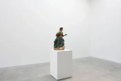 Statue religieuse française du XVIIIe siècle de la Vierge Marie sur un nuage