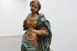 Statue religieuse française du XVIIIe siècle de la Vierge Marie sur un nuage