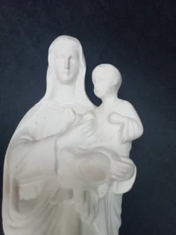 statuette en biscuit la st-vierge et l'enfant jesus signé SFBJ