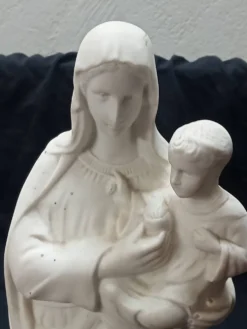 statuette en biscuit la st-vierge et l'enfant jesus signé SFBJ
