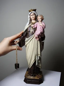 Statuette stuc ND du Mont Carmel, ateliers Olot, yeux en verre, 1920-1930