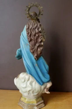 Statuette Vierge de Olot en plâtre et verre, début XXème