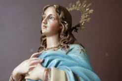 Statuette Vierge de Olot en plâtre et verre, début XXème
