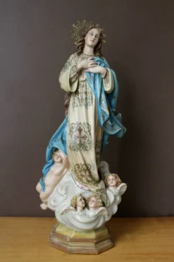 Statuette Vierge de Olot en plâtre et verre, début XXème