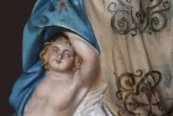 Statuette Vierge de Olot en plâtre et verre, début XXème