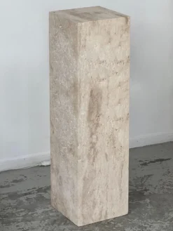 Stèle en travertin