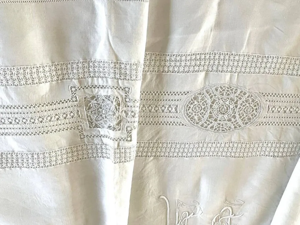 Sublime drap en lin dentelles broderies et monogramme