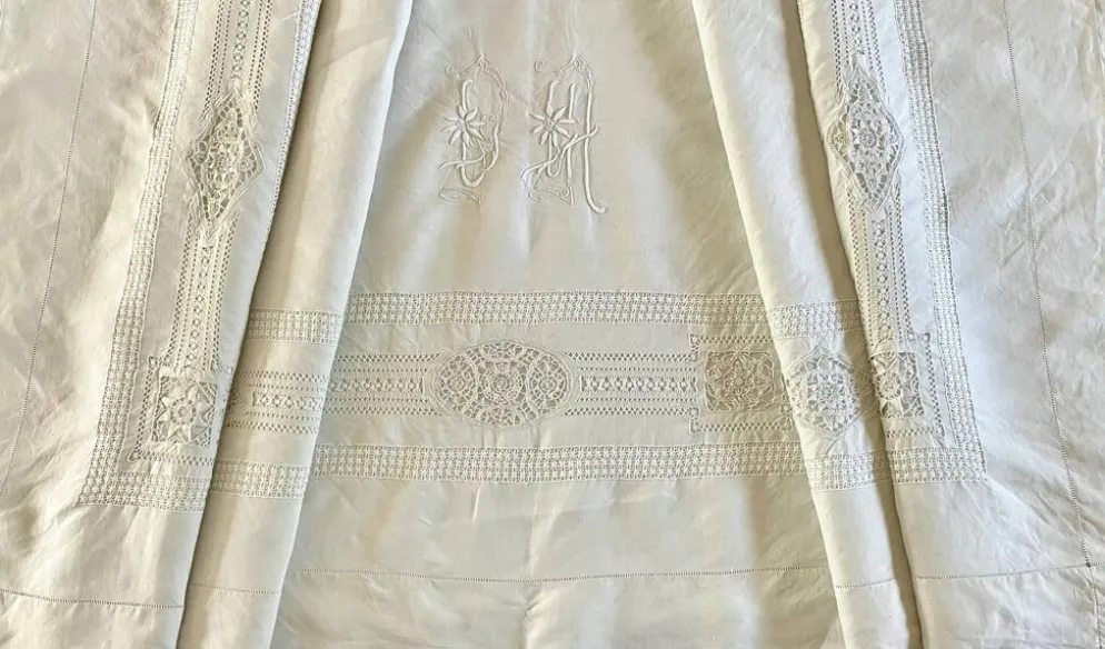 Sublime drap en lin dentelles broderies et monogramme