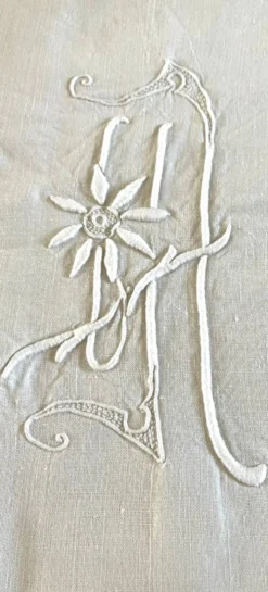 Sublime drap en lin dentelles broderies et monogramme