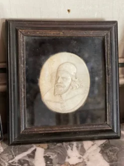 Suite de portrait sculpté en ivoire, Angleterre vers 1880, vendu en ordre de CITES