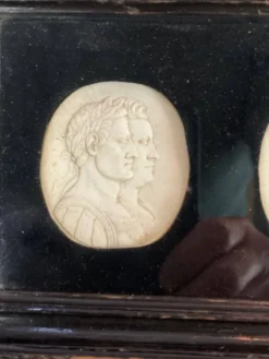 Suite de portrait sculpté en ivoire, Angleterre vers 1880, vendu en ordre de CITES