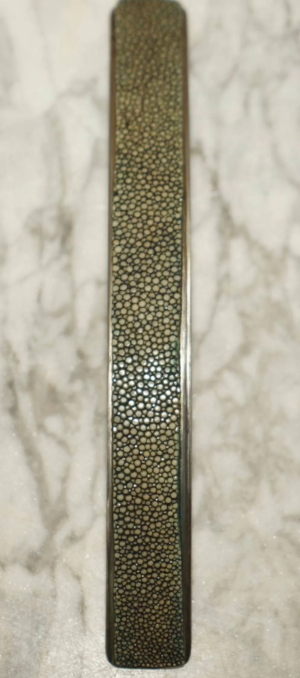 Suite de Six Poignées de Tiroir Contemporaines en Shagreen Requin Manta Ray