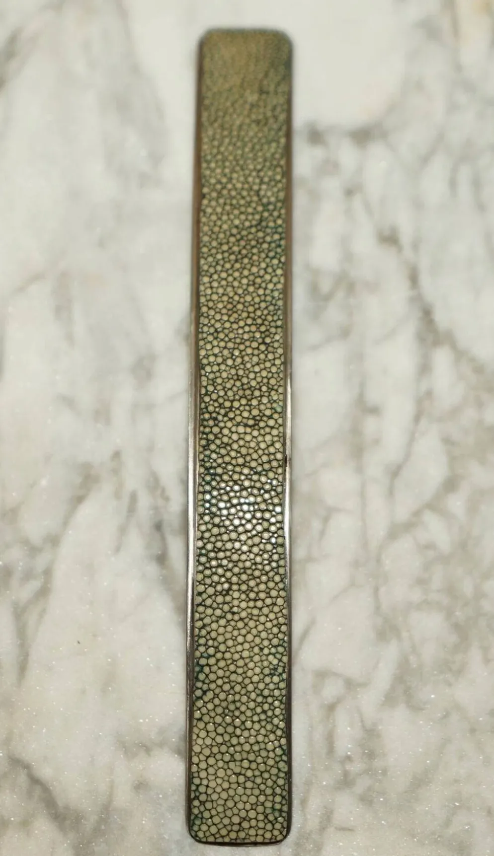 Suite de Six Poignées de Tiroir Contemporaines en Shagreen Requin Manta Ray