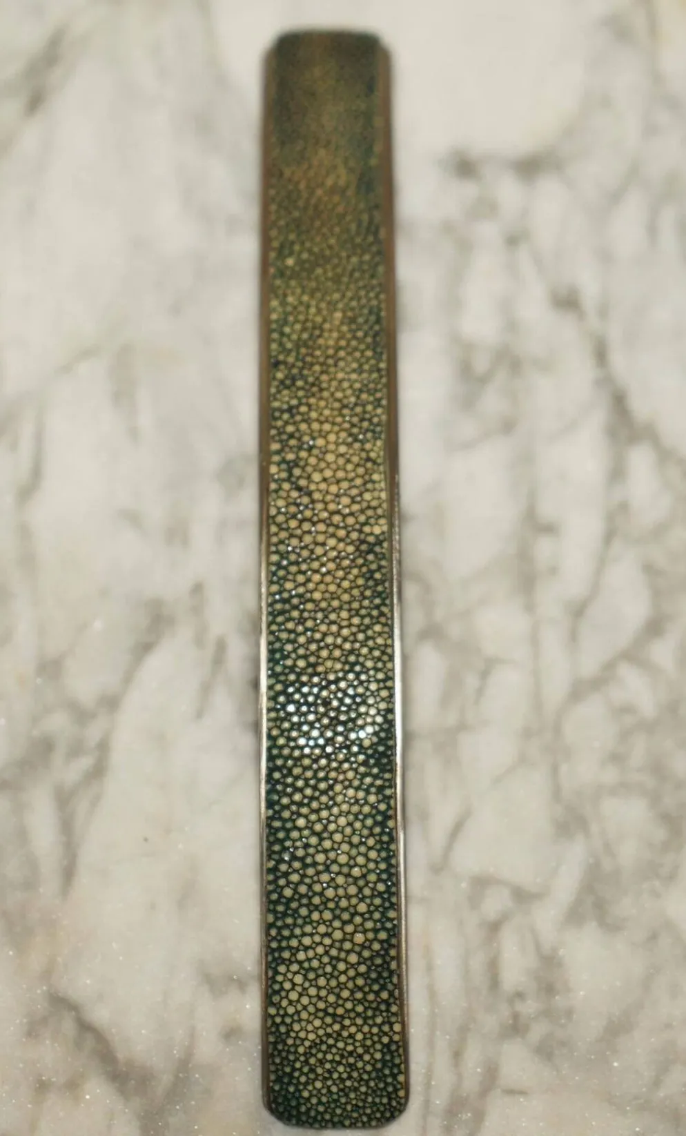Suite de Six Poignées de Tiroir Contemporaines en Shagreen Requin Manta Ray