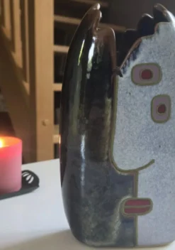 Superbe vase anthropomorphe en grès artisanal émaillé, de Remy Lacombe