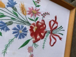 Tableau brodé Kalocsa multicolore sur fond blanc, cadre bois et verre, vintage années 1950